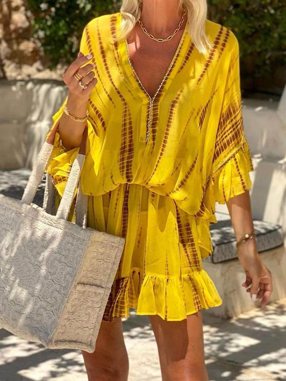 Vestido Curto com Cintura Elástica e Decote em V