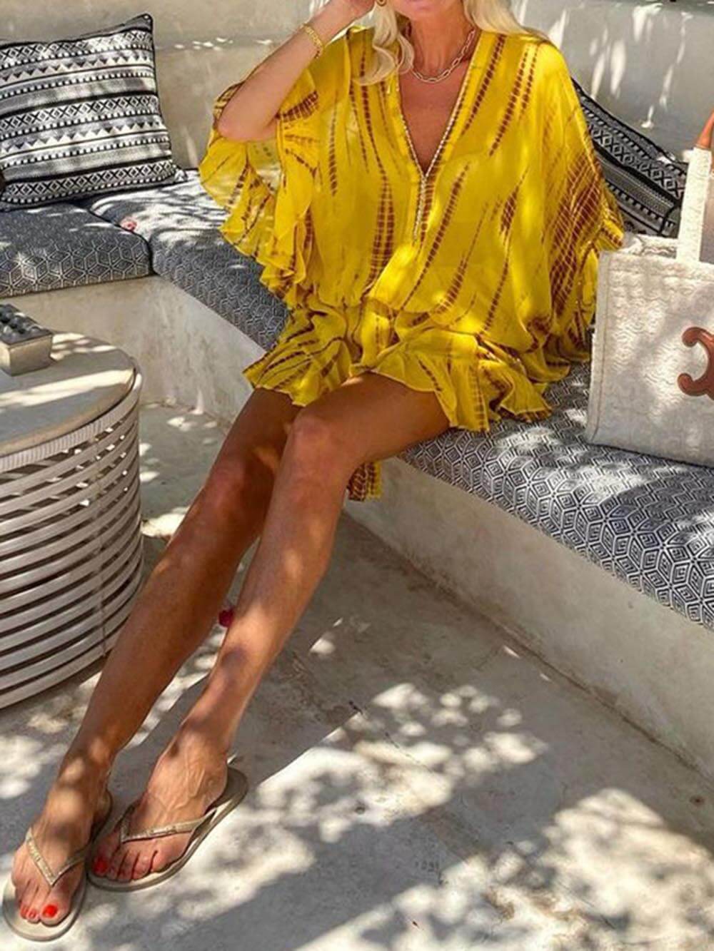 Vestido Curto com Cintura Elástica e Decote em V