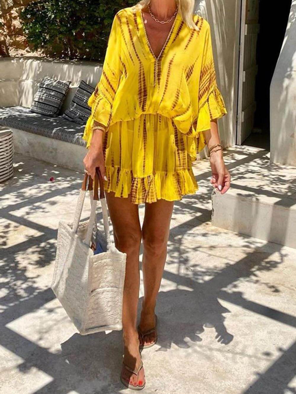 Vestido Curto com Cintura Elástica e Decote em V