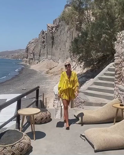 Vestido Curto com Cintura Elástica e Decote em V